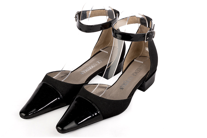 Gloss black women's open side shoes, with a strap around the ankle. Tapered toe. Low block heels. Front view - Florence KOOIJMAN